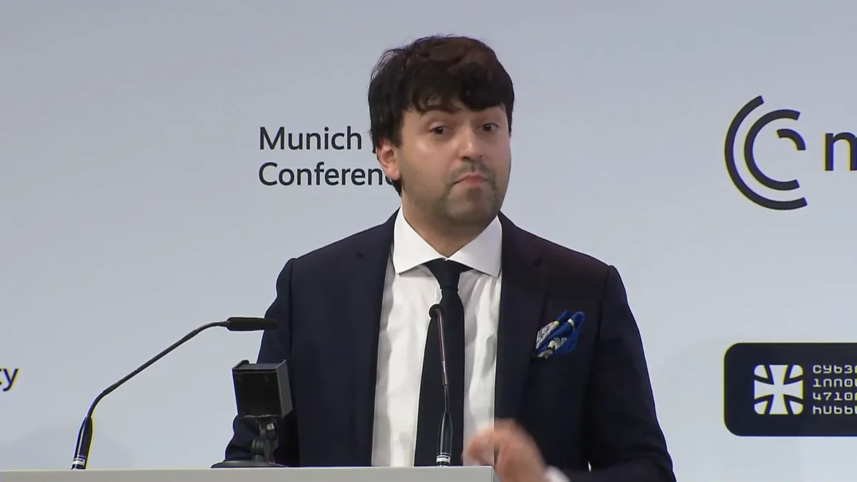 Sven Weizenegger bei seiner Eröffnung der MSC Innovation Night 2023 am Rednerpult.